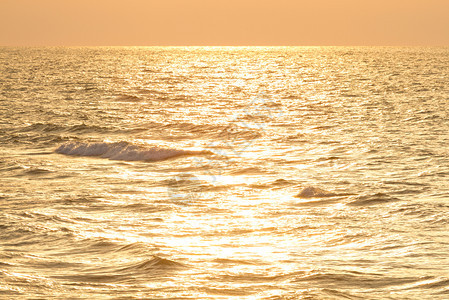 美丽的日出在海面上和反射水景观海浪图片