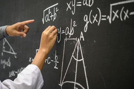 用白粉和黑板上显示公式的手写出之用白粉和黑板上显示公式的手写数学绘画解决方案图片