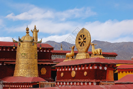 艺术佛教徒祷告拉萨珠昌寺屋顶的装饰图片