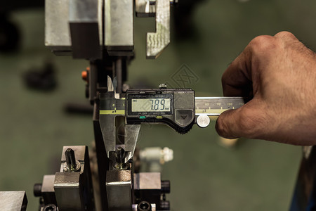 游标卡尺在工厂测量夹具的一部分报告圆筒泰国图片