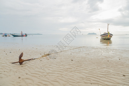 金属水小渔船停靠在海边的小渔船停靠在海边假期图片