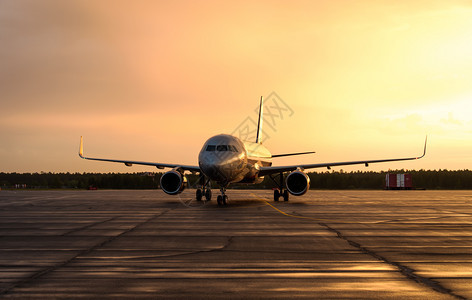 日落时跑道上大型商用飞机环世界各地旅行概念全球商业的黄昏航空公司图片
