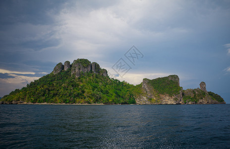 天气云夏美丽的热带海滩有大山和蓝天空图片