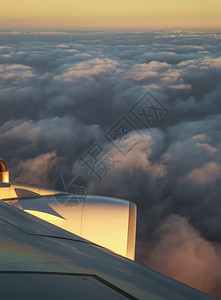 旅行有天云背景的飞机窗翼和涡轮日出景观图片
