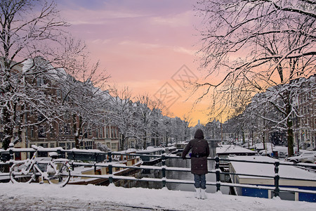 城市荷兰阿姆斯特丹下雪日落屋首都图片