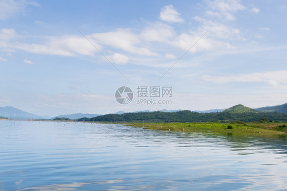 水库大坝中的和背景山的坝蓄水池夏天电的图片