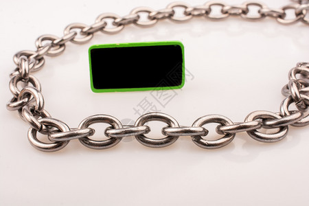 白色背景的链条环绕着绿色面的小黑告示板木制的金属信息图片