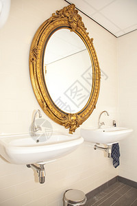 汇时髦的现代豪华浴室有美丽的镜子和两个水槽图片