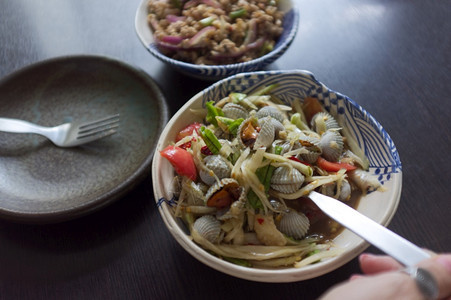 THAI食物辣椒木瓜沙拉和鸡午餐好吃白色的图片