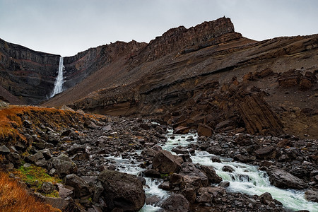 东边冰岛面的海尼福斯瀑布在冰岛河水瀑布中户外颜色图片