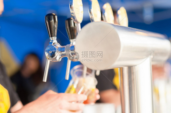 在餐馆或酒吧供的啤里倒着一罐灌满了啤酒的桶柜台纳达林图片