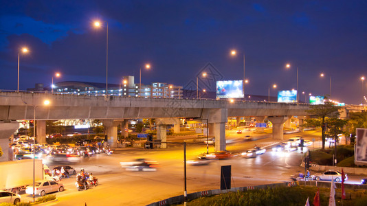 泰国曼谷的夜间交通灯泰国曼谷路城市景观桥图片
