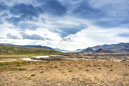 美丽的风景沙漠和蓝天空的山峰冰岛美丽的风景观沙漠和山丘冰岛风景优美探索蓝色的图片