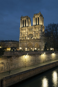 法国巴黎伊莱德兰西大教堂旅游日落发光的图片