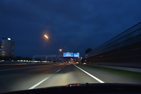 黄昏时在高速公路上驾驶快车辆地平线沥青图片