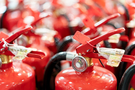 象征一种大量的红色防火灭器保护和安概念的红色防火灭器抽烟图片
