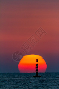 天堂萨努卡尔德巴拉梅达卡迪兹西班牙桑卢卡尔德巴拉梅达海滩的奇妙日落风景浮标图片