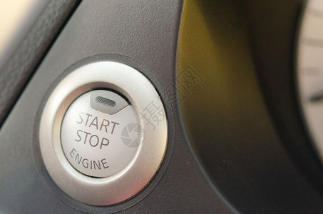 驾驶引擎启动按钮在我的车上细节概念图片
