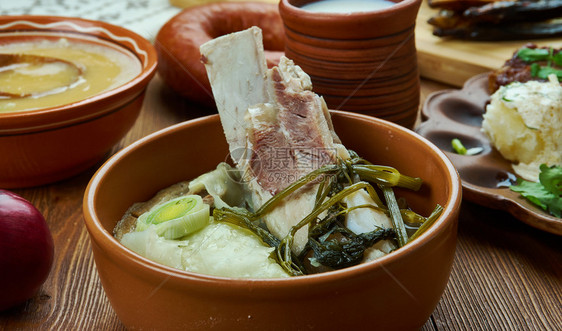 放法里卡勒挪威菜料羊肉配有骨头卷心菜全黑胡椒和经常是面粉的小麦各种传统餐盘TopView晚餐食物图片