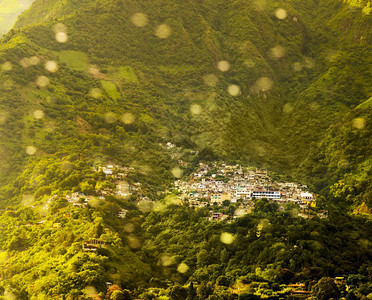 从阿提特兰湖看到圣克鲁斯并产生bokeh喷水效应火山森林美国图片