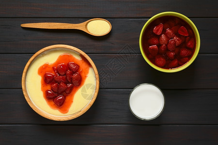乳制品乡村用木碗配上草莓布丁用天然光照在黑木头上的碗中拍摄胶片布丁和草莓甘油一顿饭图片