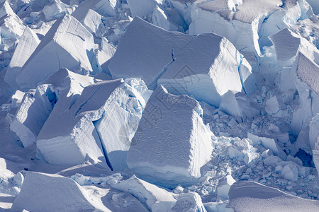 南极洲闪发光的蓝色冰川舌头上的块和雪层蓝色的存储高清图片