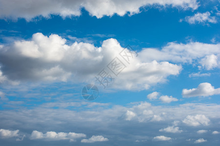 平流层蓝色天空部分满白云风积图片