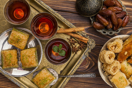 高的茶杯旁干椰子酱汁土耳其餐后甜点盘杯子花朵图片