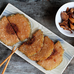 筷子春节白饭传统越南食物在Ttet上片面的饭饼炒在盘子上加咸菜木本底最高视线照片图片