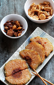 颜色筷子传统越南食物在Ttet上片面的饭饼炒在盘子上加咸菜木本底最高视线照片桌子图片