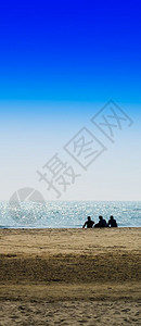 清除垂直的三个朋友坐在海洋滩背景垂直的三个朋友坐在海洋滩背景生动天图片