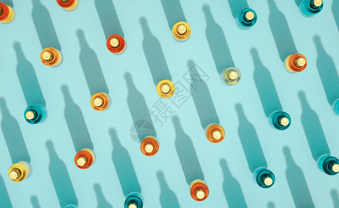 照片贮藏啤酒最佳许多封闭的玻璃啤酒瓶装模型的顶端视图站在绿蓝背景上各种彩色瓶子长影Retro饮料瓶概念图片