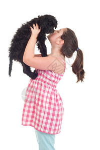肖像幸福可爱的小女孩亲吻她狗孤立在白色背景动物图片