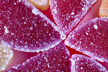 团体生日好吃带有糖晶体背景图象的红色果冻切片图片