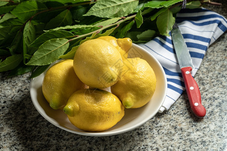 在碗中新鲜有机柠檬柑橘水果木头制的自然图片