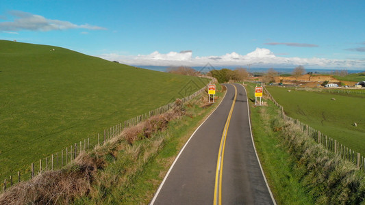 草在阳光明媚的冬季天新西兰空中观视马塔玛山丘和海脊滚动景观图片