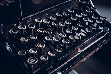 卷起旧式打字机故事信技术图片