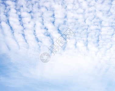 美丽环境傍晚天空中的波浪云气图片