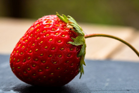 饮食新鲜草莓的特写显示种子瘦果新鲜成熟红草莓的细节水果可口图片
