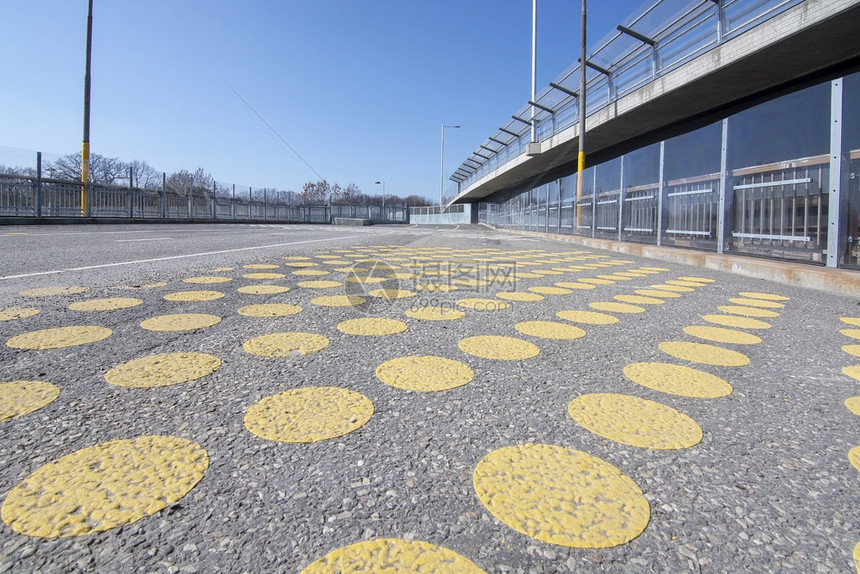 工业的具体在瑞典斯德哥尔摩的汽车路线旁边宽人行桥上的黄点在宽人行桥上的黄色点缀图片