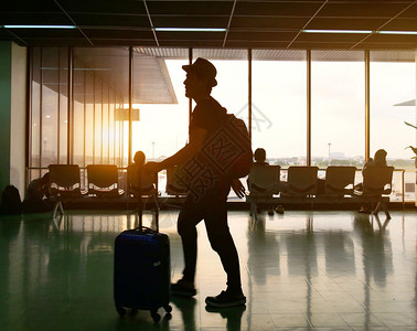 在机场航空旅行概念中随李走的乘客轮光假票随意的运输反射图片