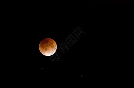 全部的月食期间亮食期间的红亮在黑色天空自然一种图片