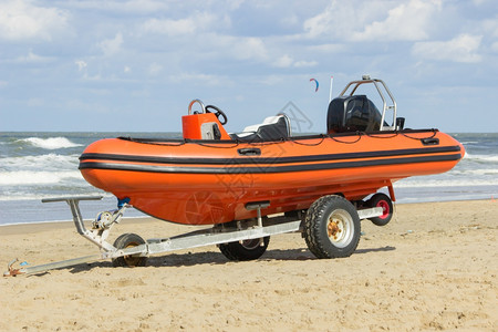 安全的警报在海滩和滨岸的拖车上提供紧急服务的船安全图片