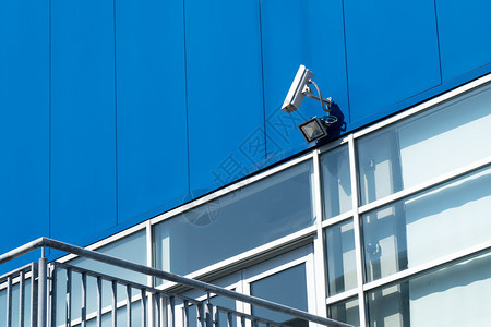 工业的蓝楼外面安保摄像头监视机故意破坏间谍图片