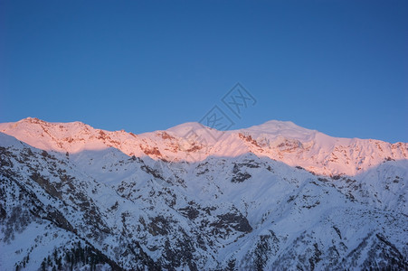 斯卡杜日出在巴基斯坦北部山峰上方徒步旅行白色的图片