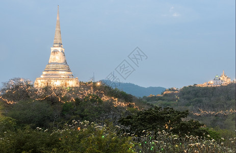 寺庙宝塔泰国Petchaburi的NakhonKhiriPalace山顶上的白塔视图图片