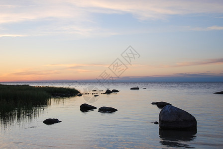 巴尔蒂克由瑞典群岛奥兰Oland的西德岛在海滨岸日落时寒冷的平静海岸风景优美夕阳西下图片