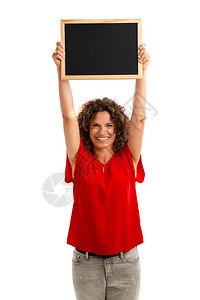 卷曲女士一个笑的中年黑发人拿着粉笔板的肖像幸福图片