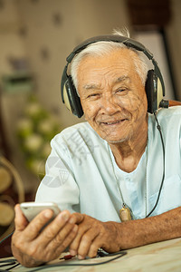 在家听音乐时耳语家得开心愉快年龄闲暇图片