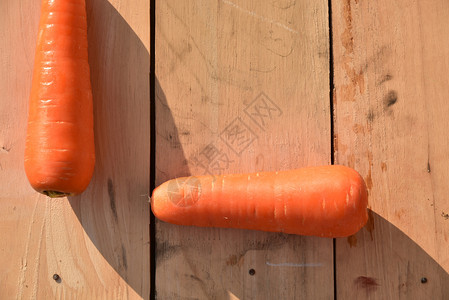 木板上的胡萝卜图片